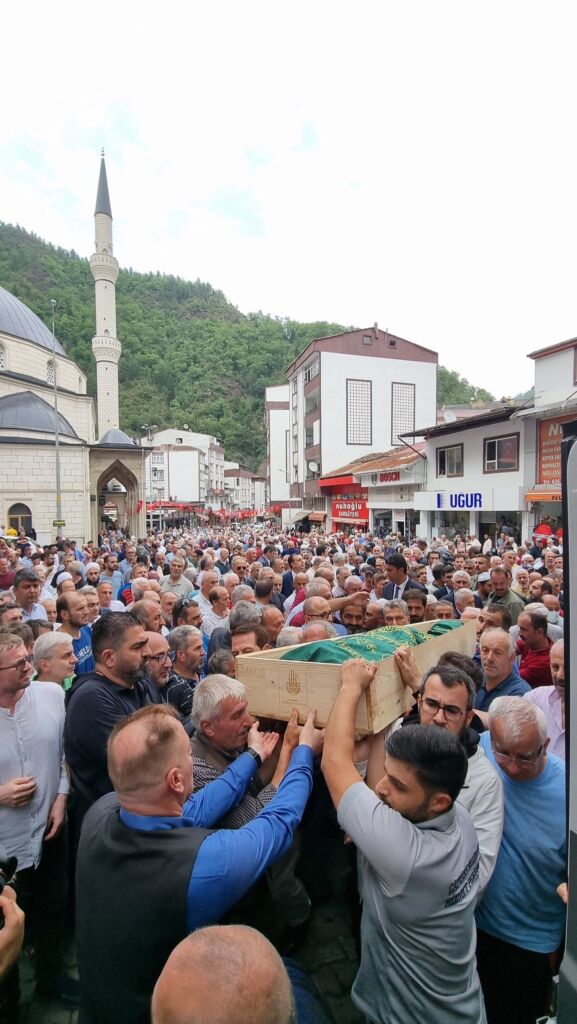 Ahmet Tok yoğun katılımla toprağa verildi 3