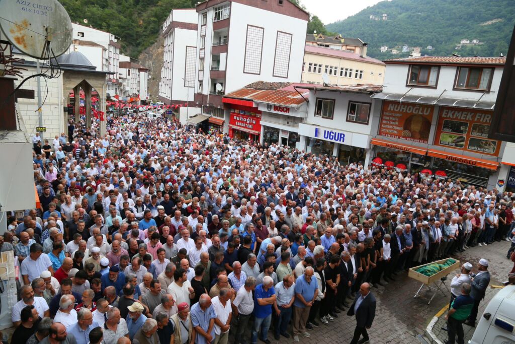 Ahmet Tok yoğun katılımla toprağa verildi 2