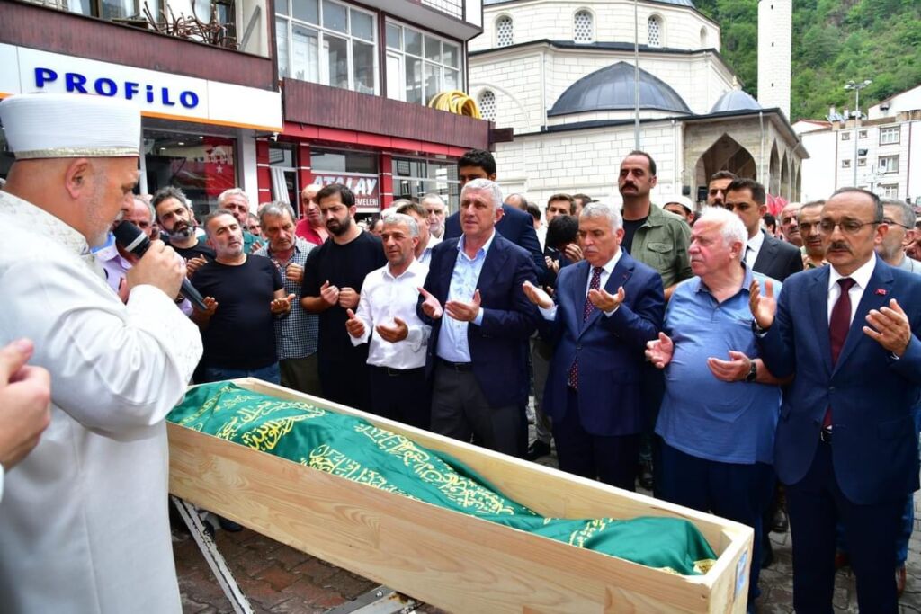 Ahmet Tok yoğun katılımla toprağa verildi 1